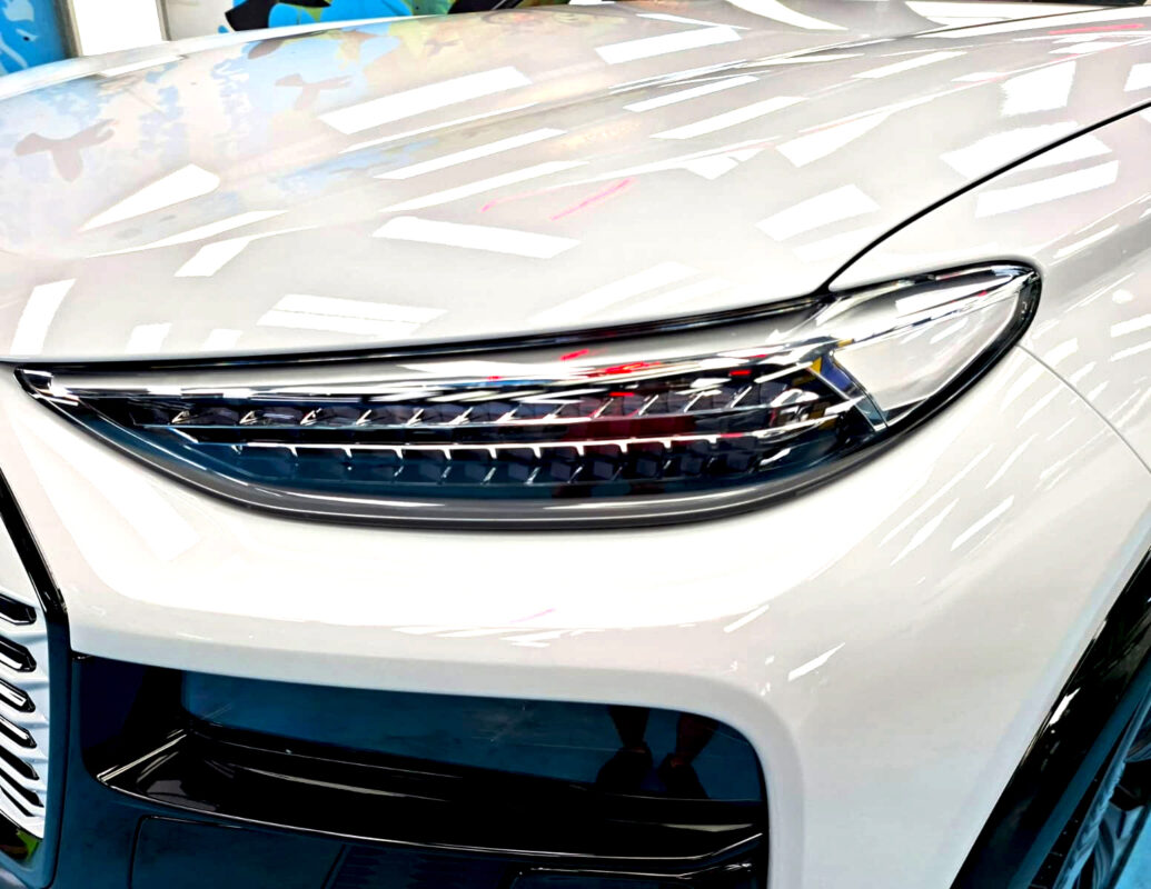 Glossy bodywork of the Audi Q6 e-tron after the ceramic coating.