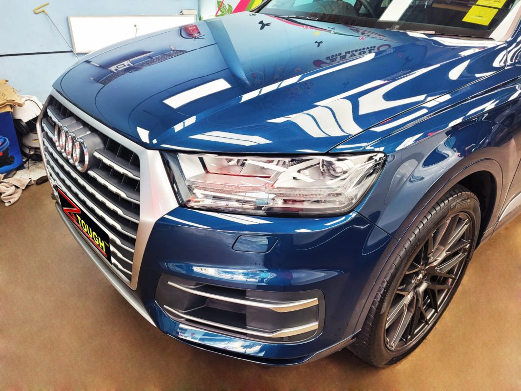 The Audi Q7 from a side angle after the ceramic coating.