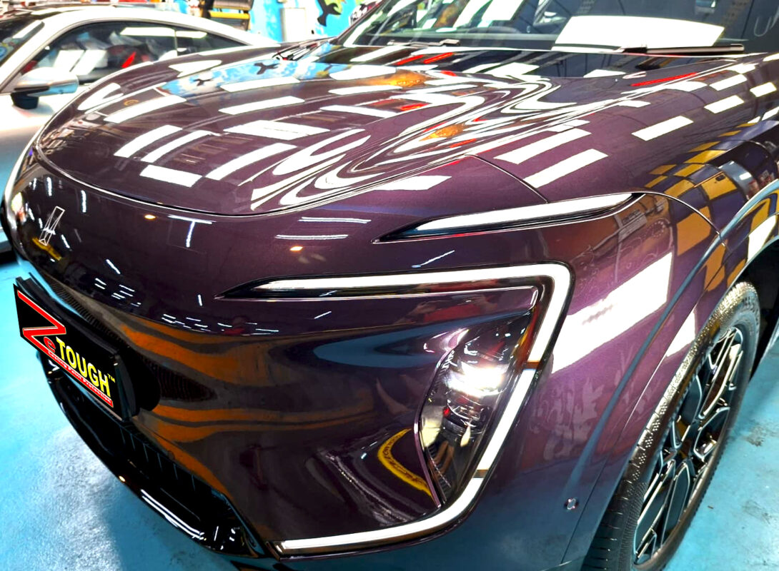 The Avatr 07 Max's coated paintwork under workshop lighting.