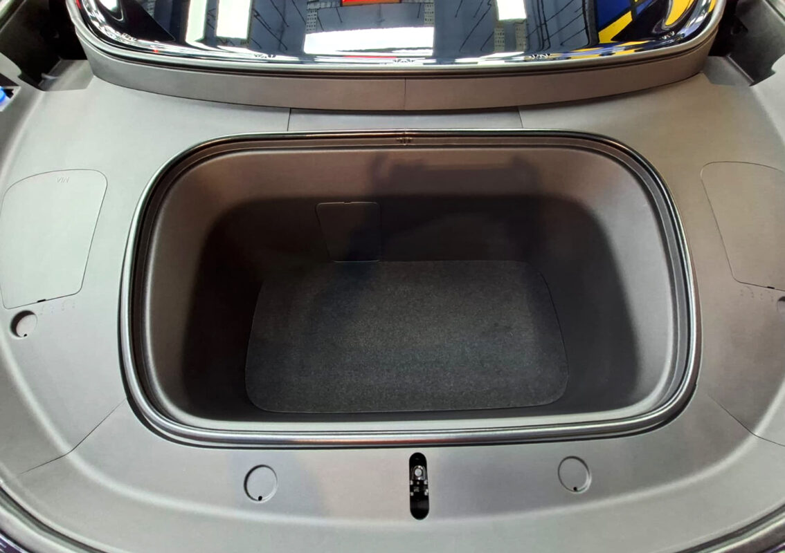 Reflections across the coated panels of the Avatr 07 Max.