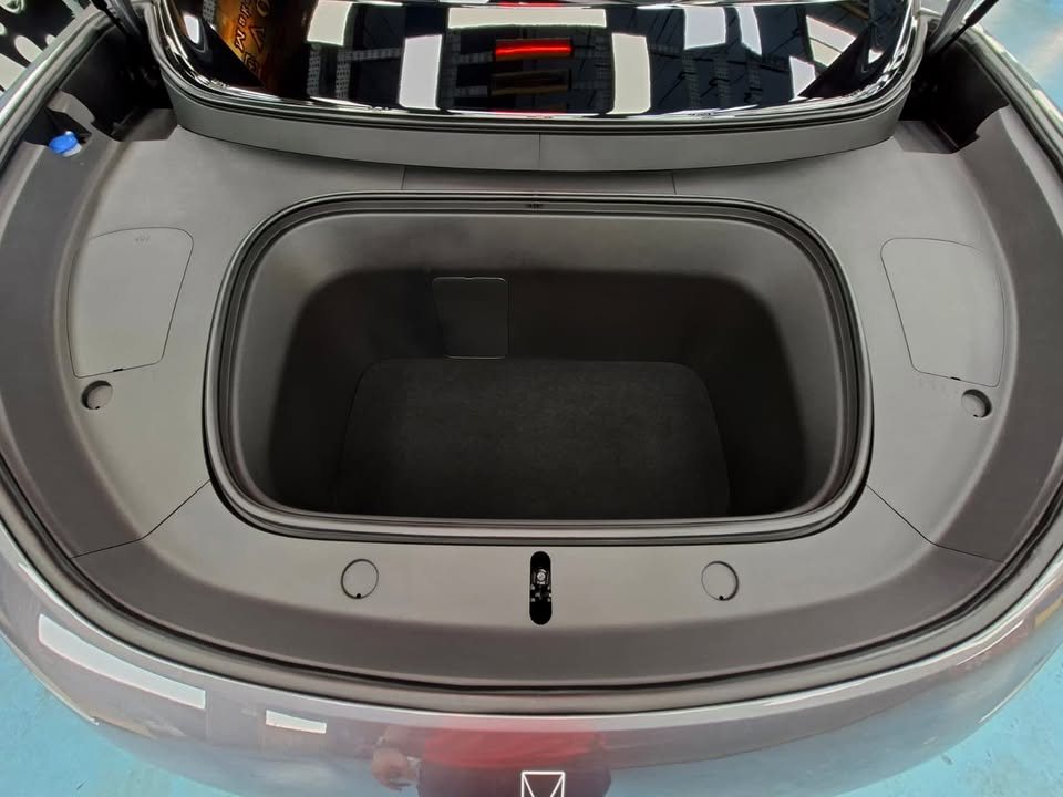 Clean front storage compartment under the bonnet.