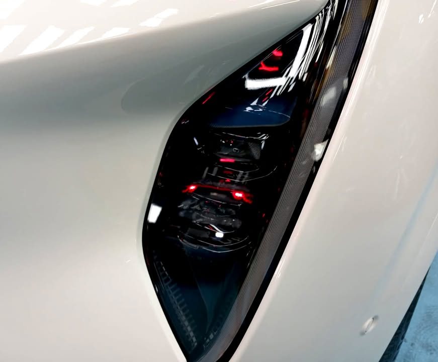 Close-up of the vertical front lamp housing on the Avatr 07.