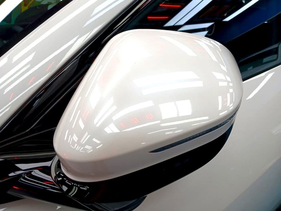 Light grey wing mirror on the Avatr 07 with a deep gloss reflection.