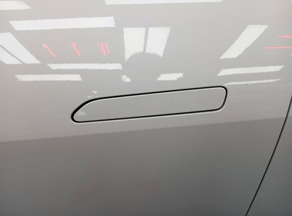 Flush door handle on the Avatr 07 door panel with light reflections.