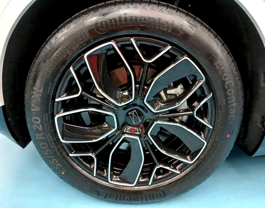 Black and silver multi-spoke alloy wheel on the Avatr 07.