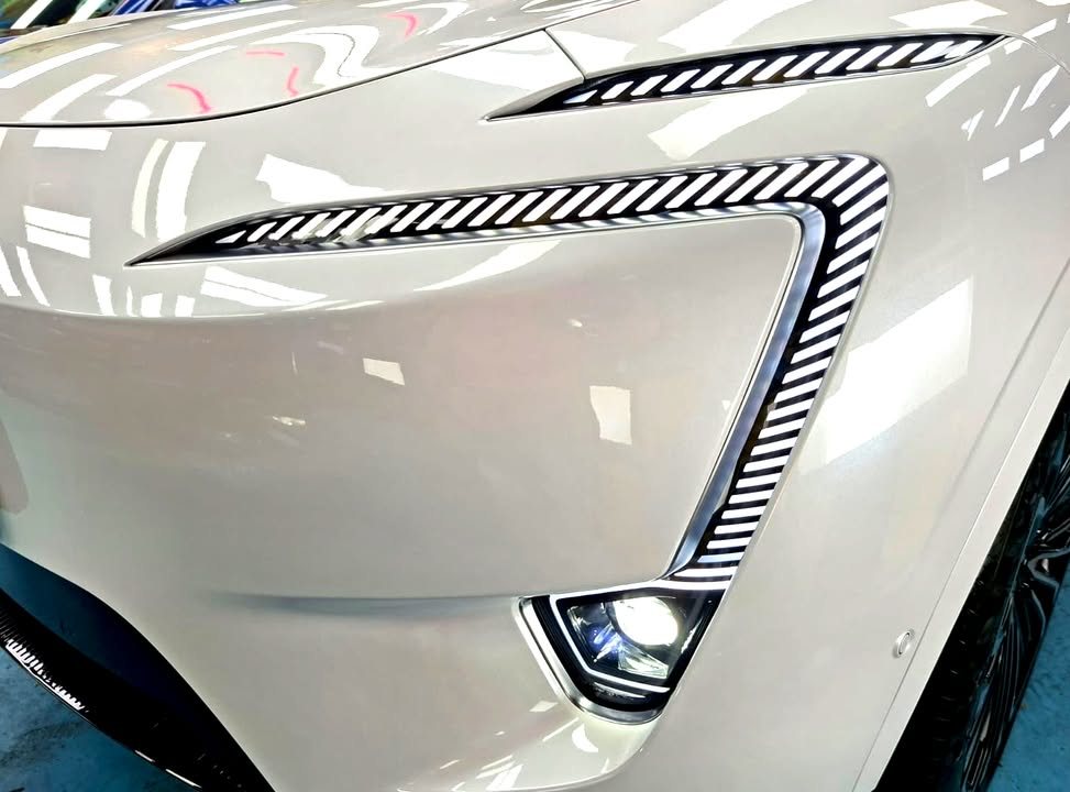 Close-up of the Avatr 11 front light signature on the white bumper.