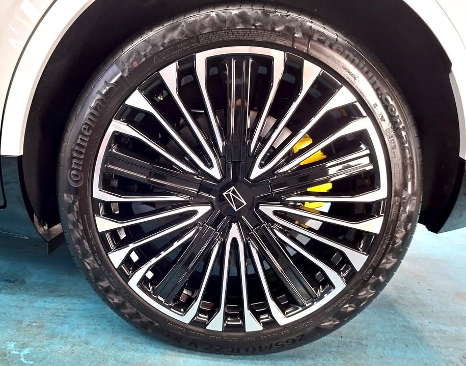 Close-up of the Avatr multi-spoke alloy wheel with yellow brake caliper.