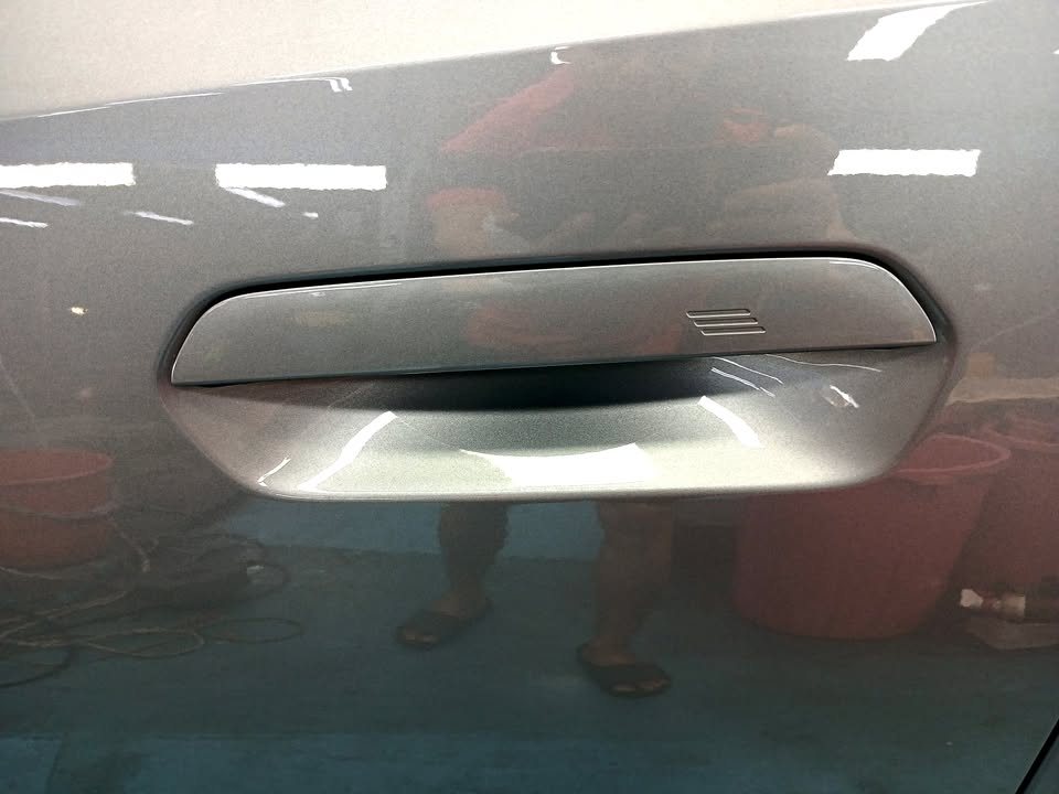 Door handle on the grey 2 Series door panel.