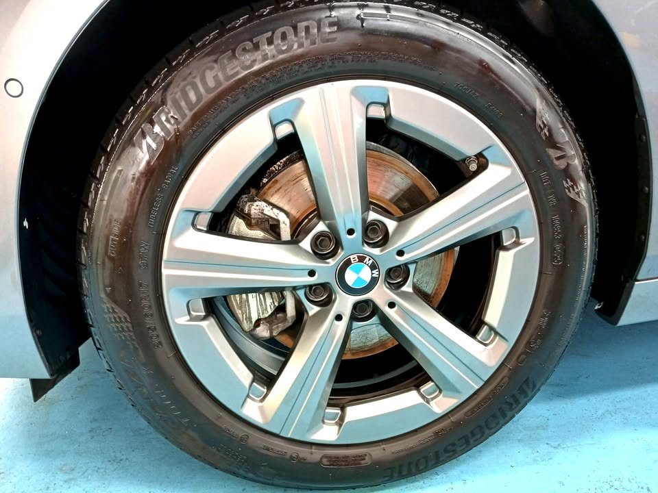 Five-spoke alloy wheel on the 2 Series.