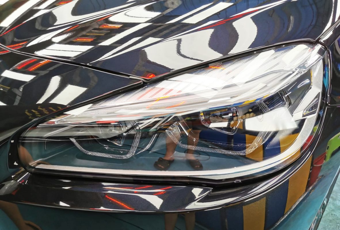 The 216i's coated paintwork showing clean reflections.