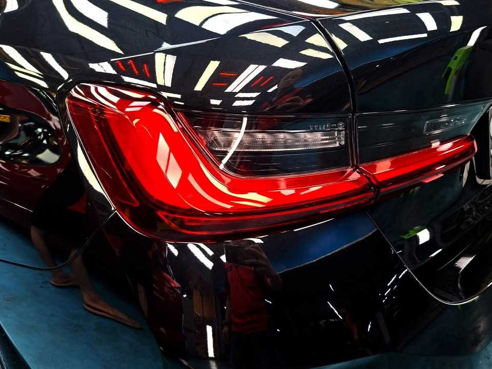 Close-up of the red tail light and glossy black boot lid.