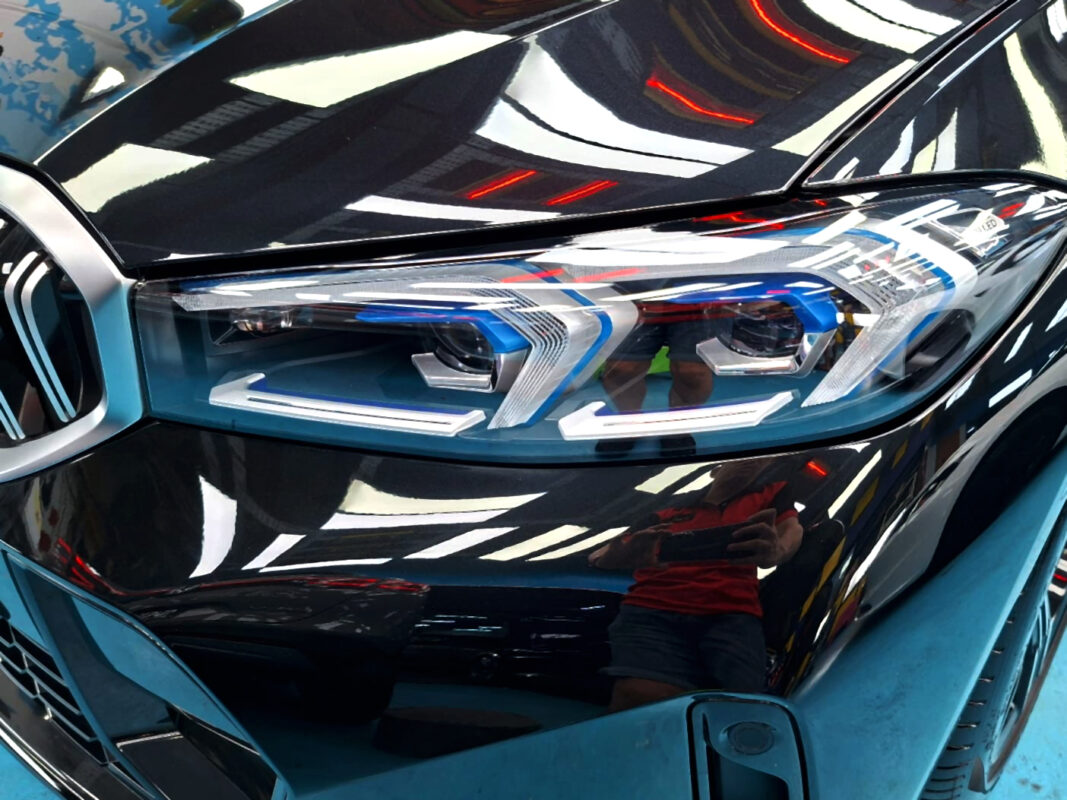 Glossy bodywork of the BMW 3 Series after coating.