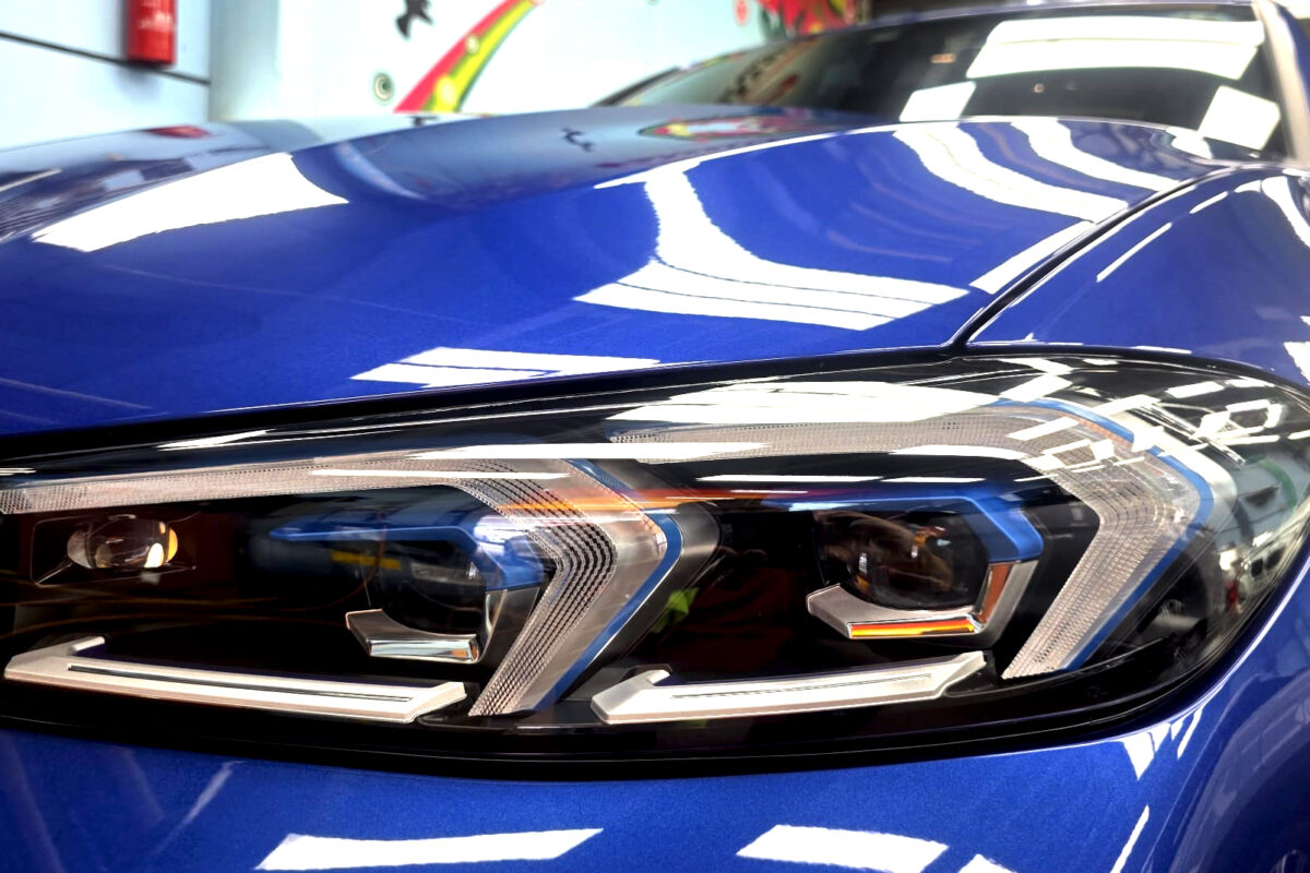 Glossy bodywork of the BMW 3 Series after coating.