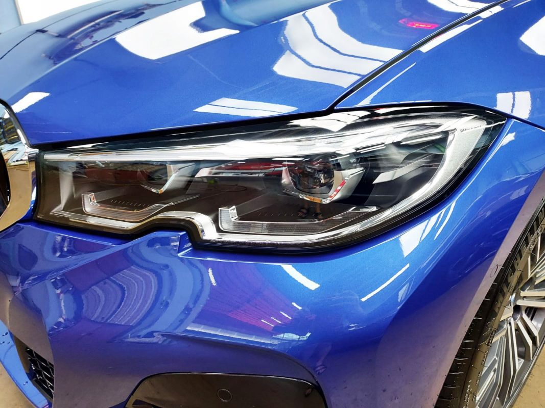 The 318's coated paintwork showing clean reflections.