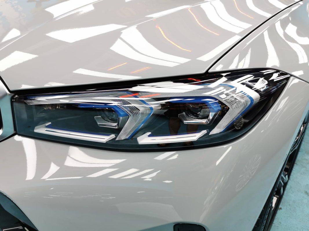 The 318i's coated paintwork showing clean reflections.