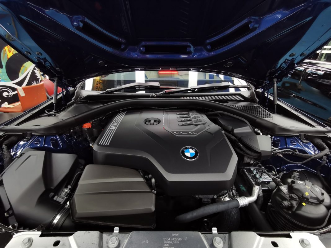 Detail of the BMW 318i's bodywork sealed with ZeTough Titanium.