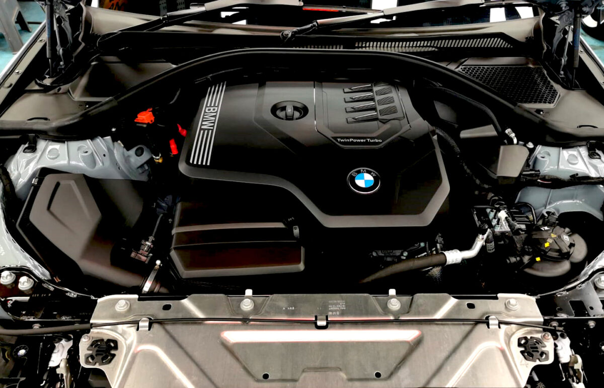 Detail of the BMW 318i's bodywork sealed with ZeTough Ceramic.