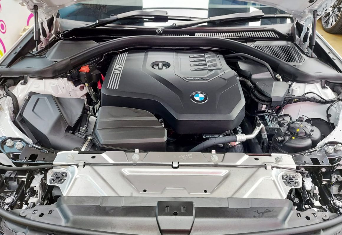 Detail of the BMW 318i's bodywork sealed with ZeTough Ceramic.