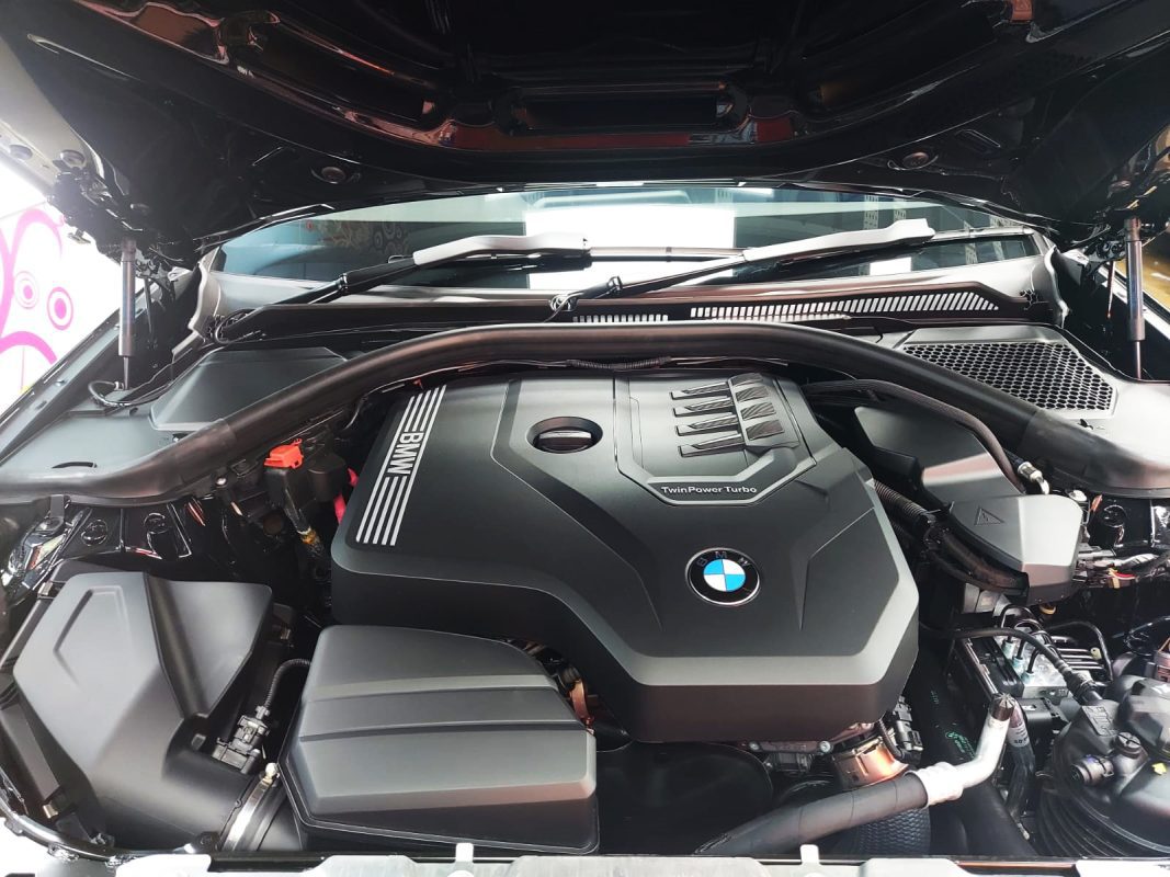 Detail of the BMW 318i's bodywork sealed with ZeTough Titanium.