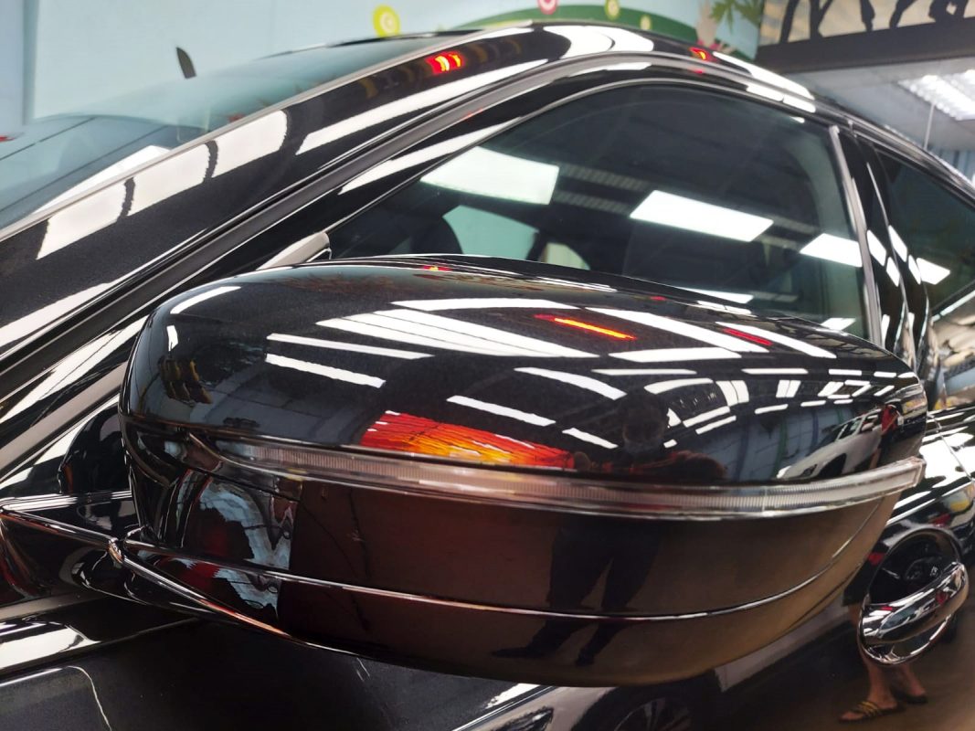 Side panel of the BMW 318i with the titanium finish locked in.