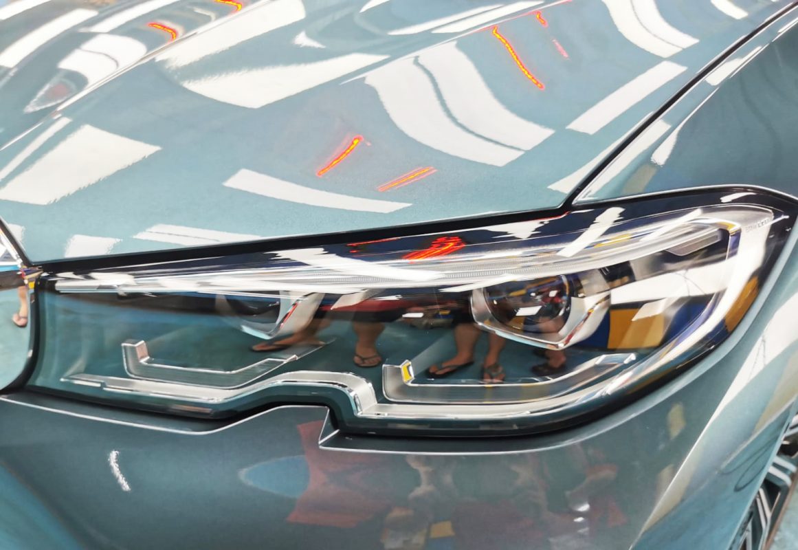 The 3201's coated paintwork showing clean reflections.
