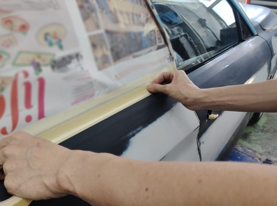 Non-painted surfaces being masked off on the BMW 4 Series.