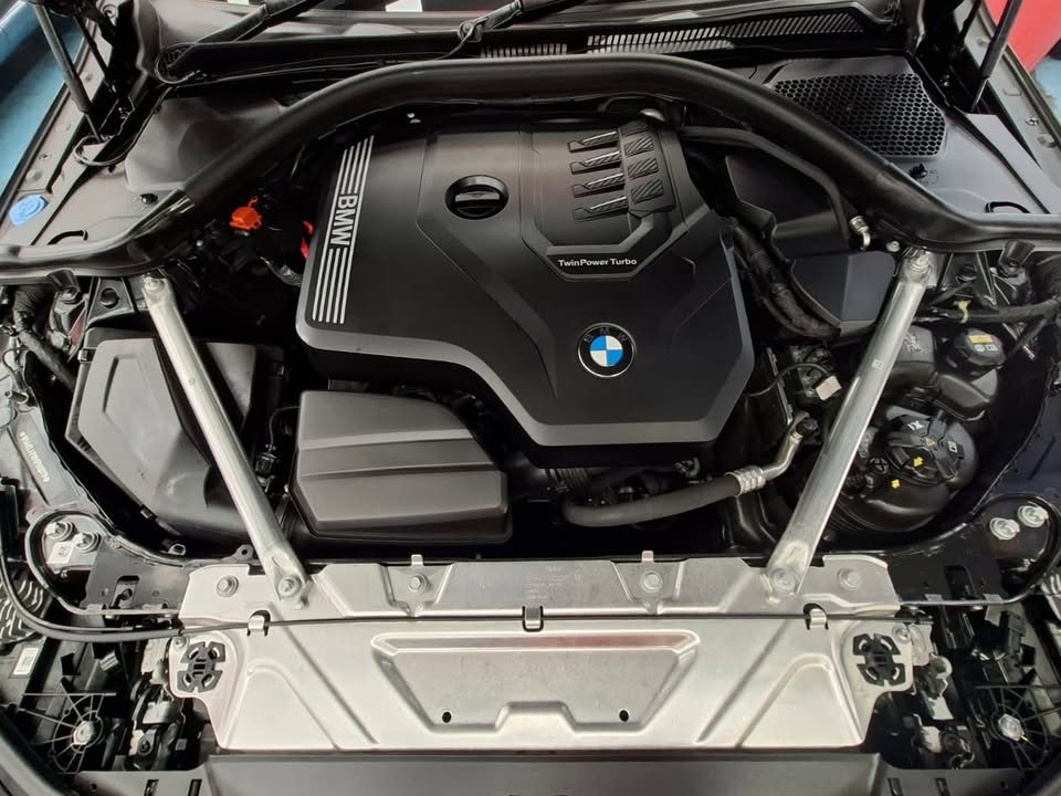 Engine bay of the BMW 4 Series after cleaning, with the engine cover and strut braces.