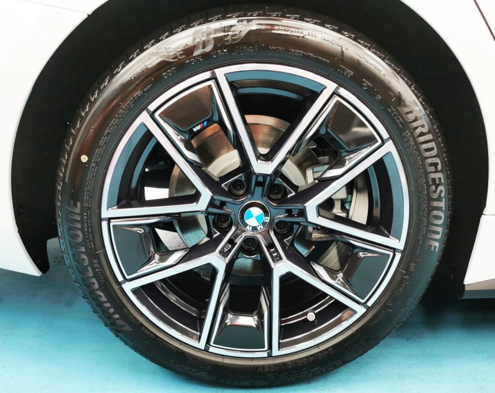 Wheel arch and panel edge detail on the coated 420i.