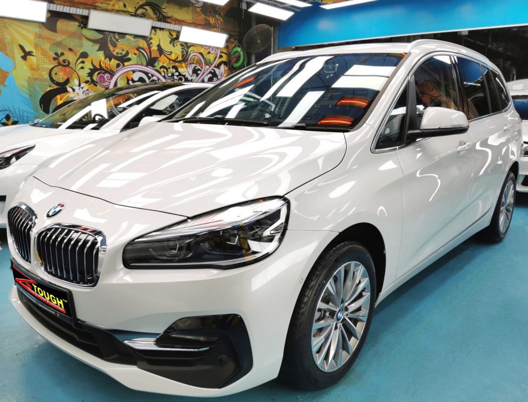 The 420i's coated paintwork showing clean reflections.