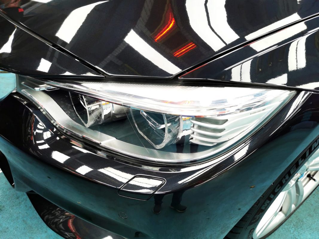 The 435i Coupe's coated paintwork showing clean reflections.