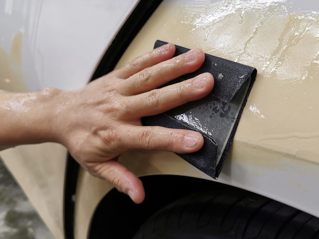 Levelling the body of the 5 Series in preparation for spraying.