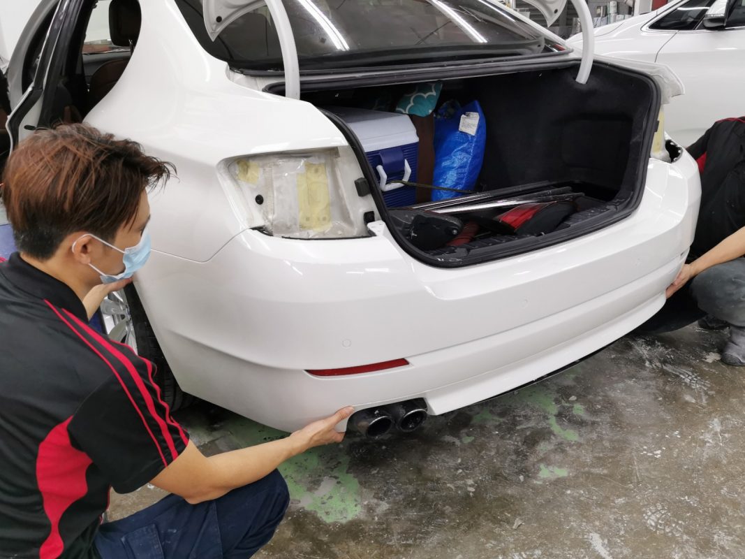 Previously removed car parts being refitted onto the 5 Series.