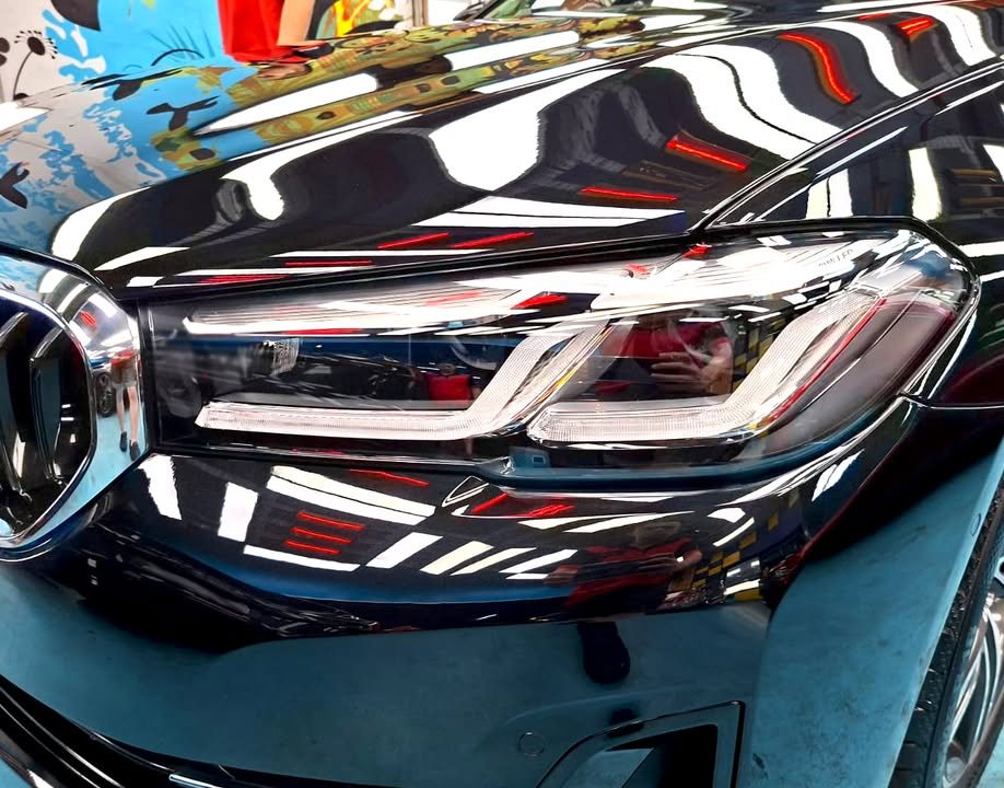 Close-up of the 5 Series headlamp and front bumper.