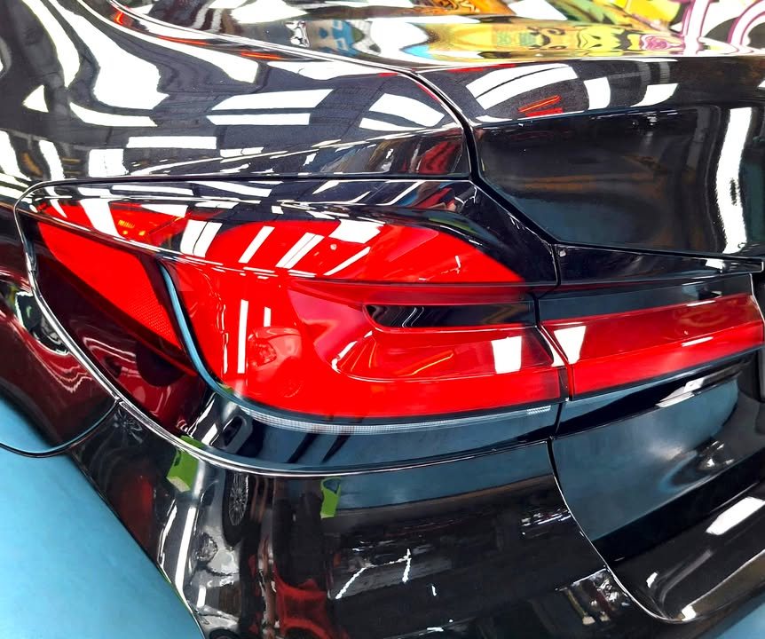 Close-up of the 5 Series tail lamp and boot lid.