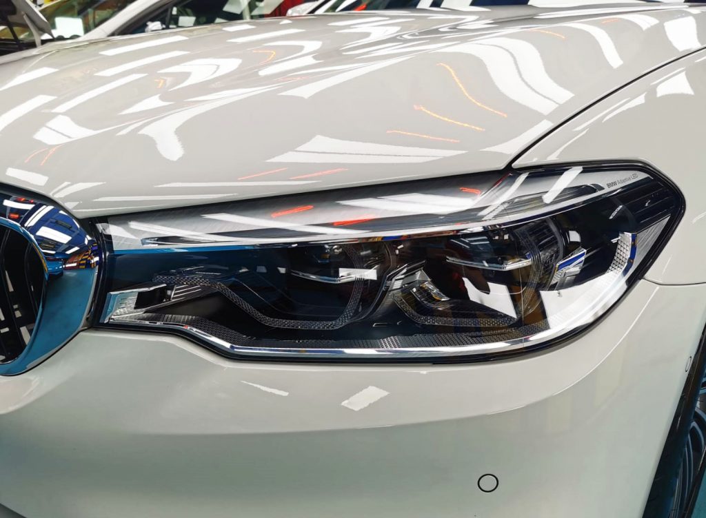 The 502i's coated paintwork showing clean reflections.