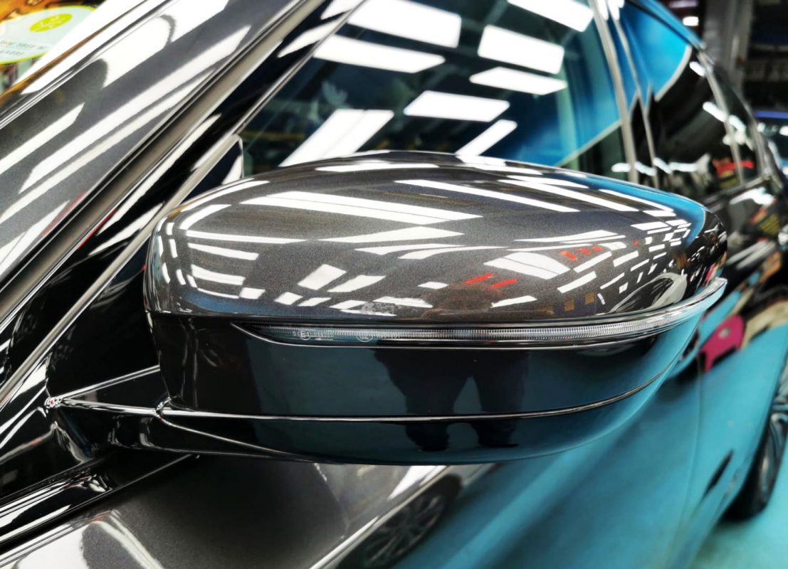 Side panel of the BMW 520i with the titanium finish locked in.