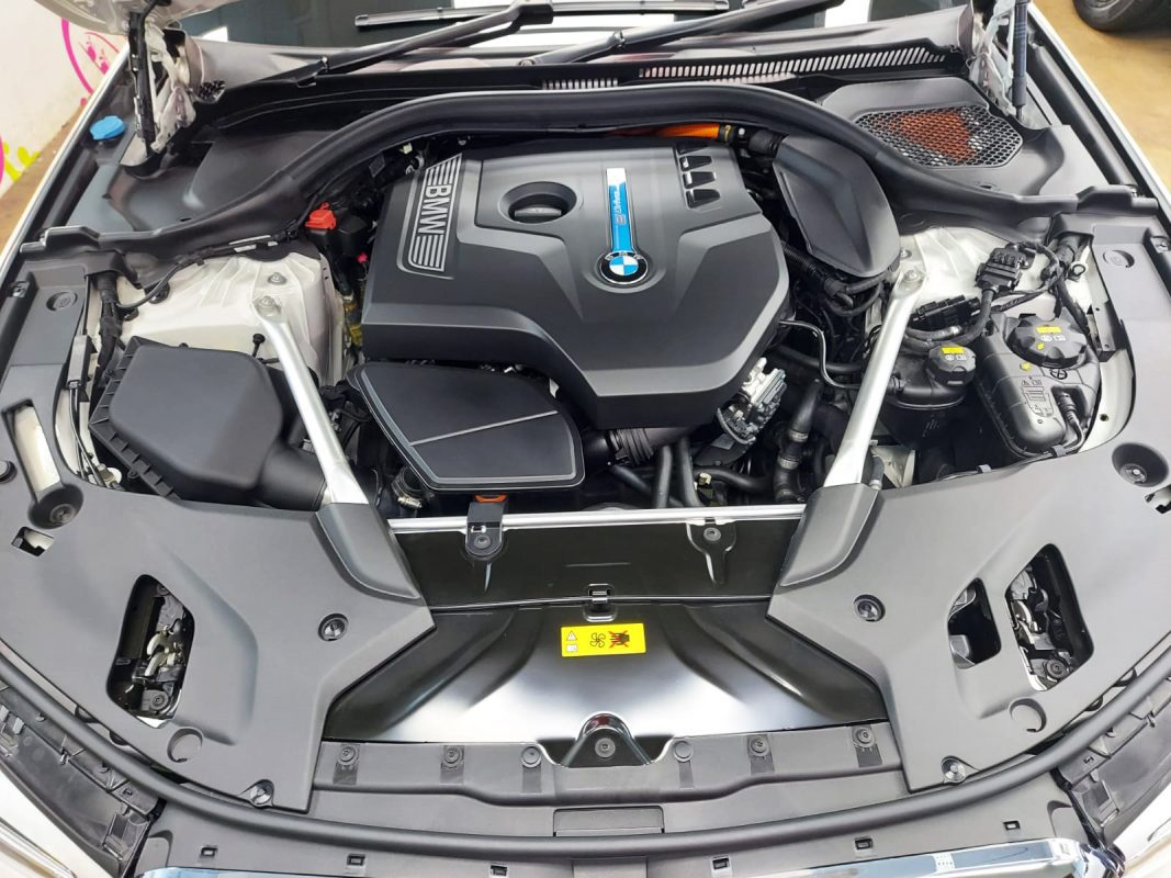 Detail of the BMW 530e's bodywork sealed with ZeTough Ceramic.
