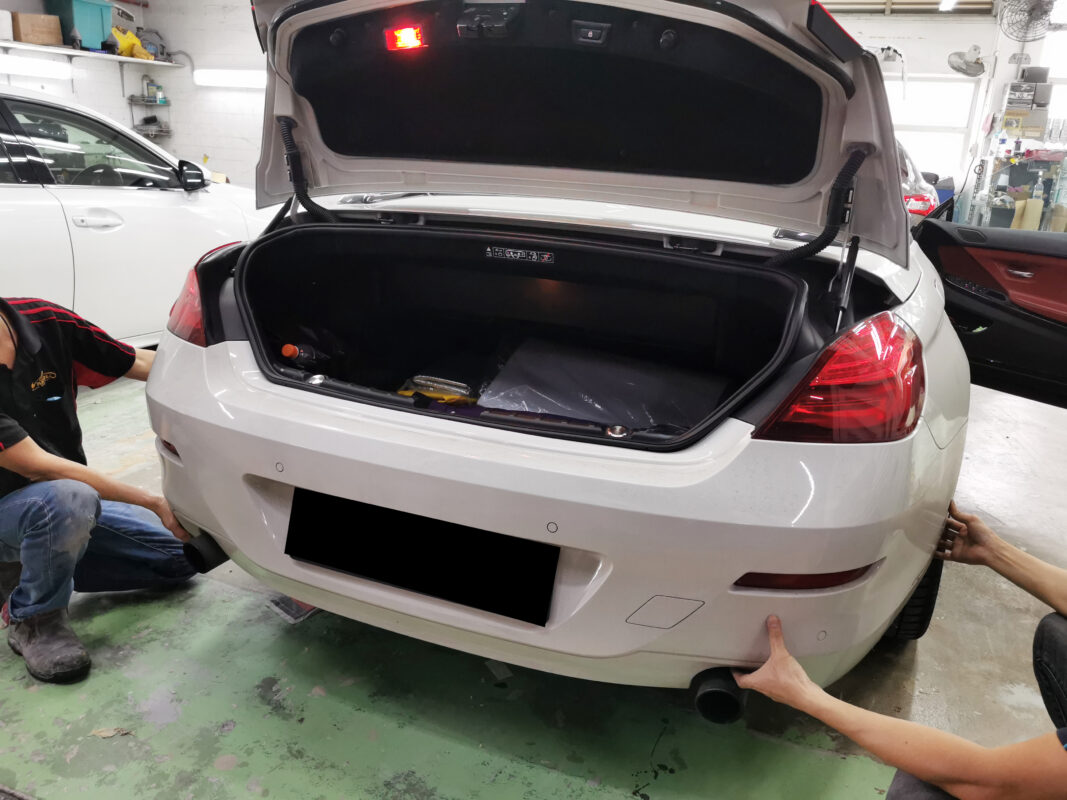 Bumper and front panels removed from the BMW 6 Series at the start of strip-down.