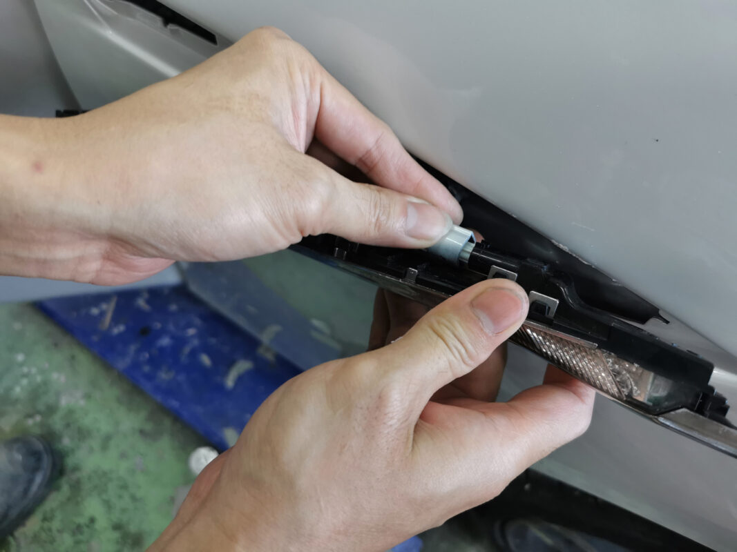 Machine-polishing a panel on the BMW 6 Series to bring up the gloss after painting.