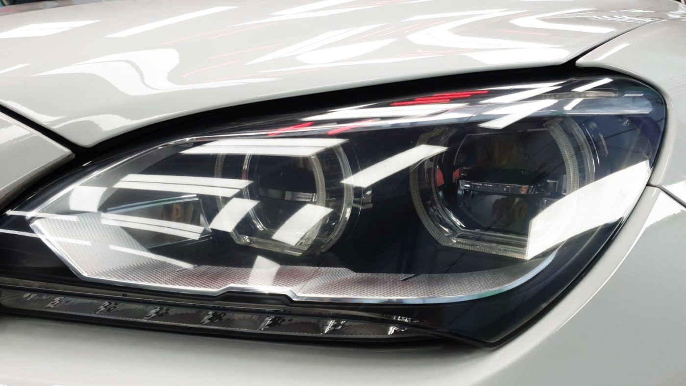 The 640i's coated paintwork showing clean reflections.