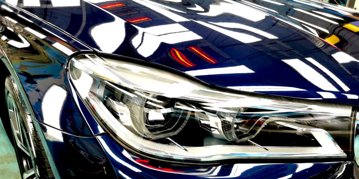 The 7 Series' coated paintwork showing clean reflections.