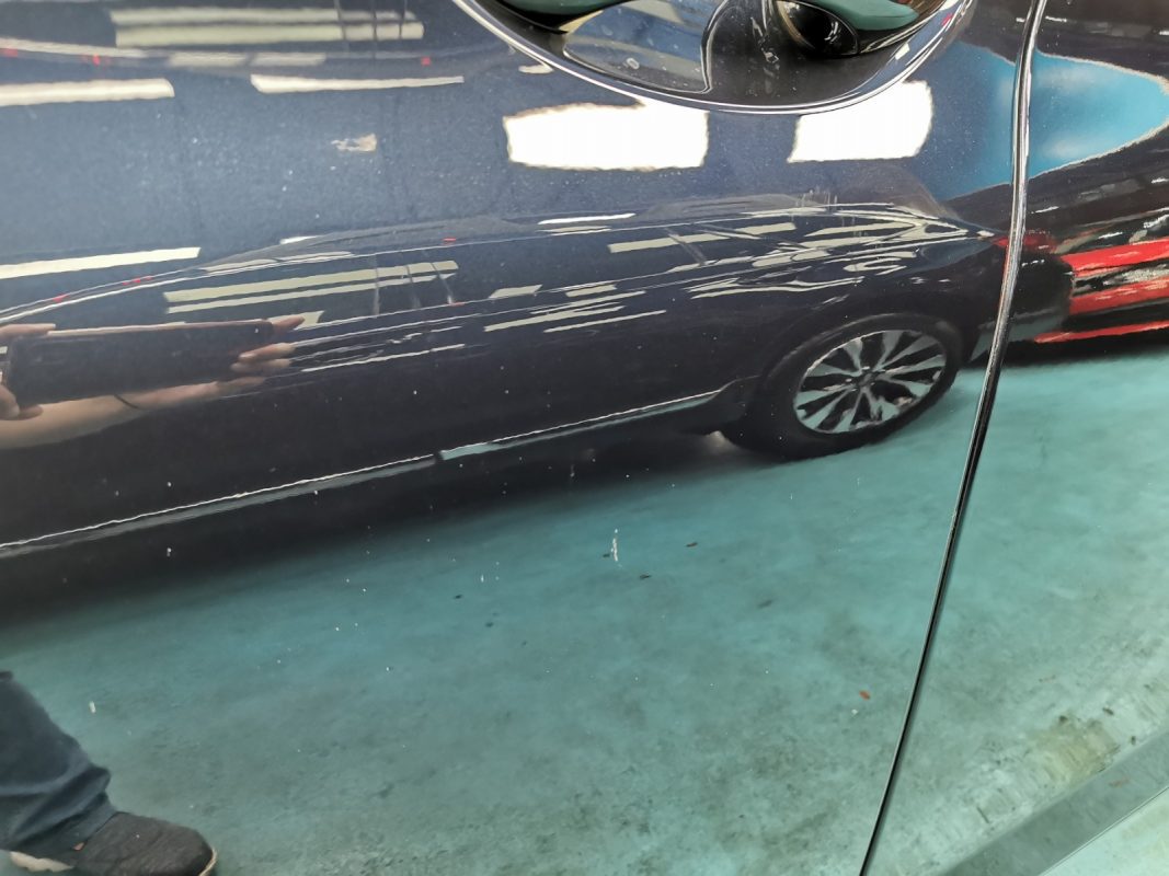 Stone chips and scratches on the 7 Series paintwork at intake.