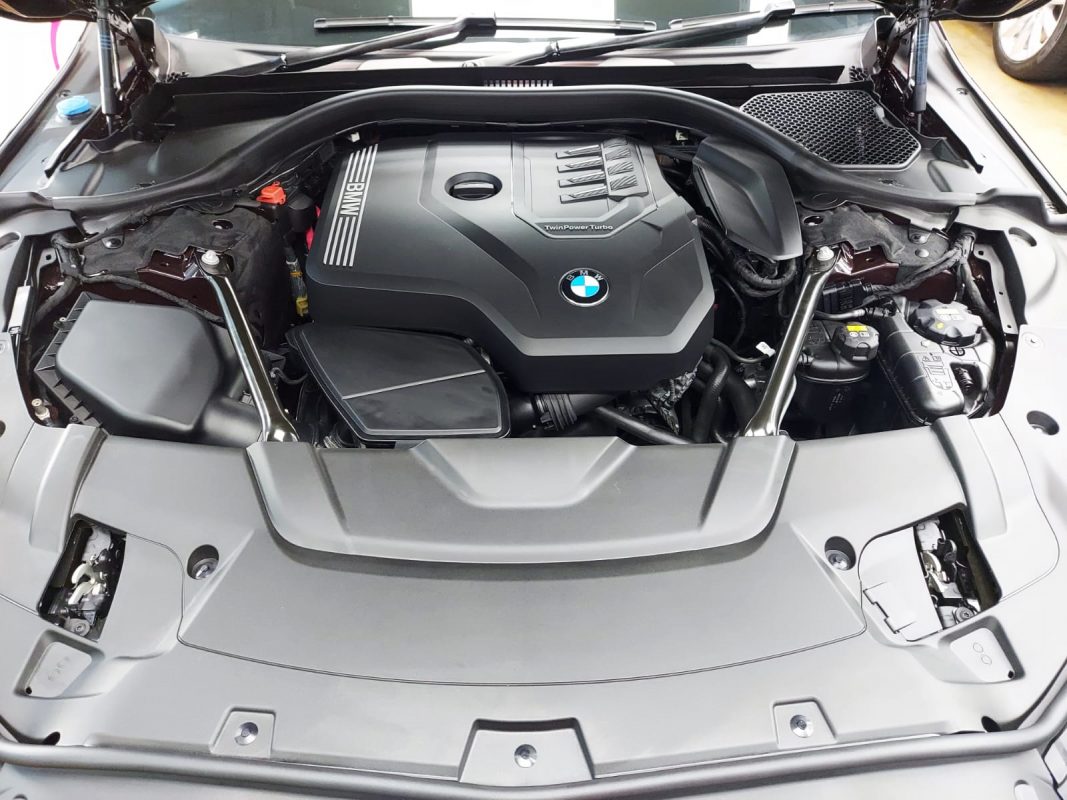 Front three-quarter view of the BMW 730i, freshly coated.
