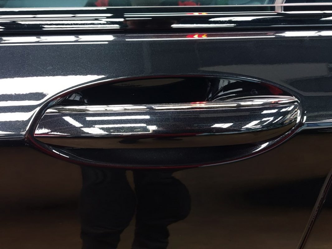 Side panel of the 730Li with the ceramic finish locked in.