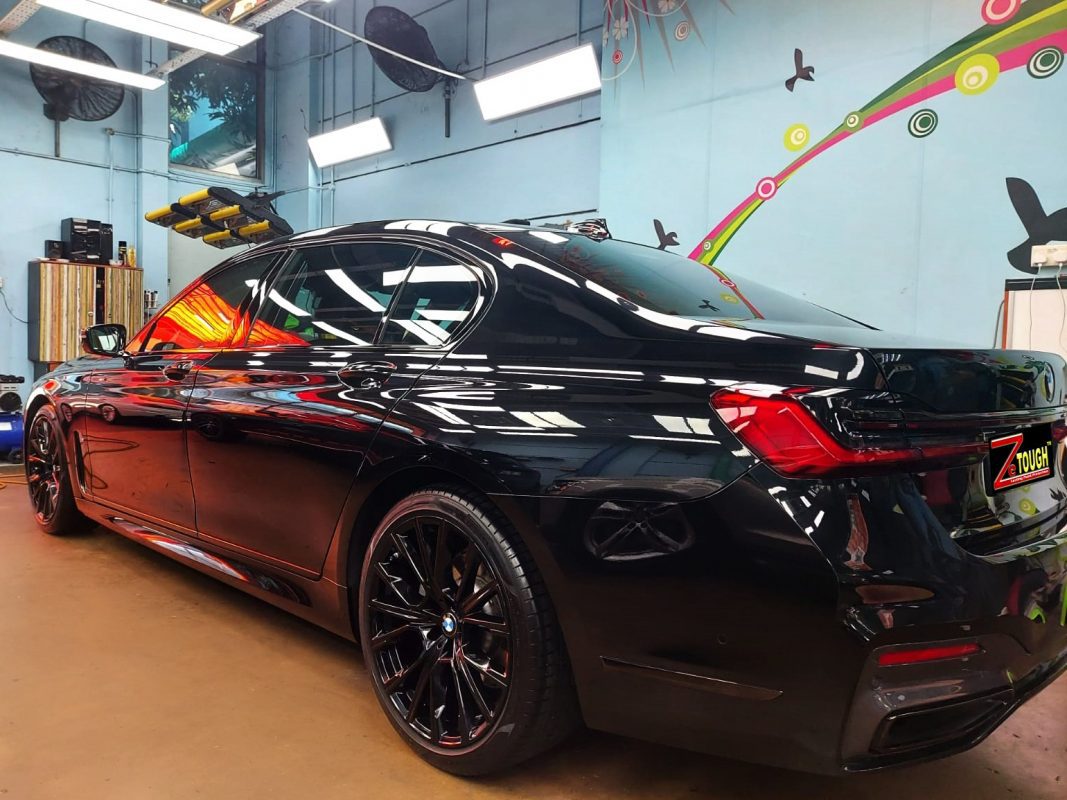 Rear three-quarter view of the coated 730Li.