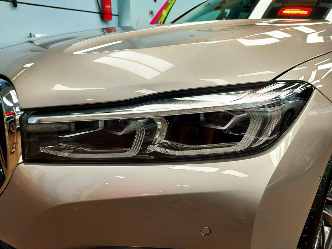 The 730Li's coated paintwork showing clean reflections.