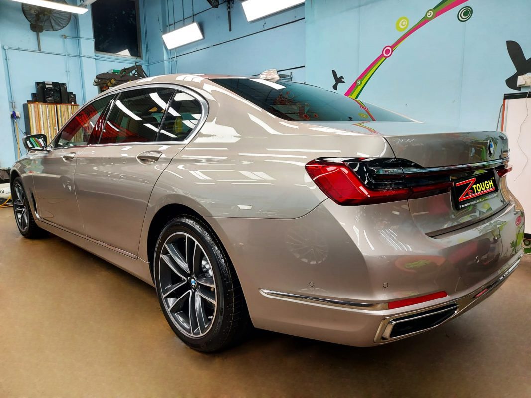 Rear three-quarter view of the coated 730Li.