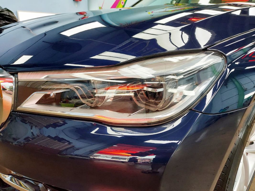 The 740Li's coated paintwork showing clean reflections.