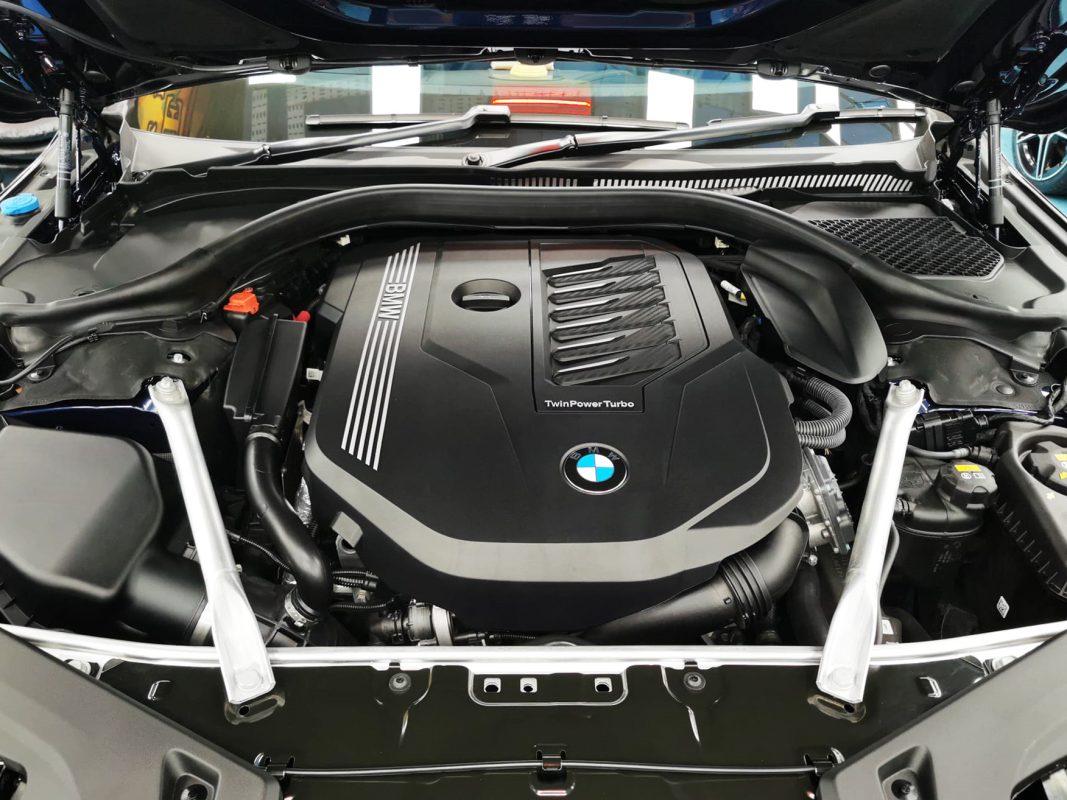Detail of the BMW 8 Series' bodywork sealed with ZeTough Titanium.