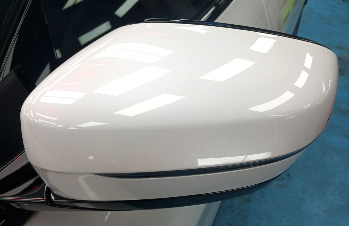 Side panel of the BMW i4 with the titanium finish locked in.